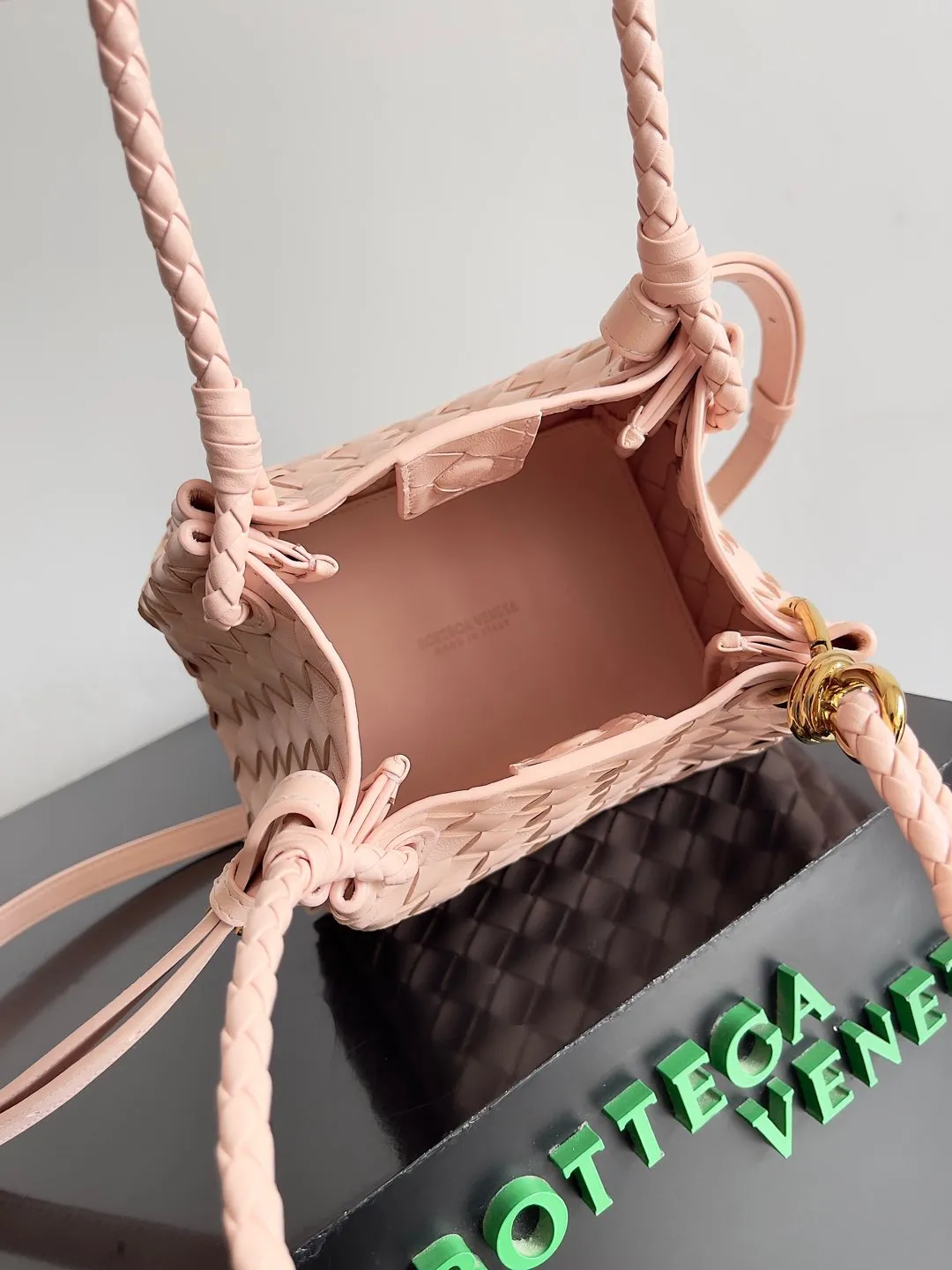 Batch 1760 BV home is new! Andiamo combines the Bottega Veneta archive parachute handbag to inherit retro elements and integrate modern trends. The same style as Shu Qi's in Beijing Night. It is a continuation of the classic bag. It has three functions: hand carry, shoulder and cross-body. It is embellished with metal brass knot buckles. It is small and has an amazing capacity. It can easily hold sunglasses in a box / small bottle of water / powder powder / charger and other daily necessities when going out. The upper body is versatile. Style number: 796569 Size: 21*17*16.5cm
